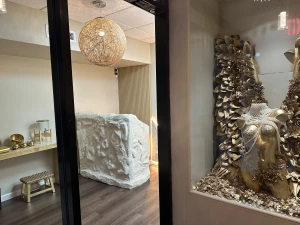 Nature-inspired reception with sculptural furniture and wood details